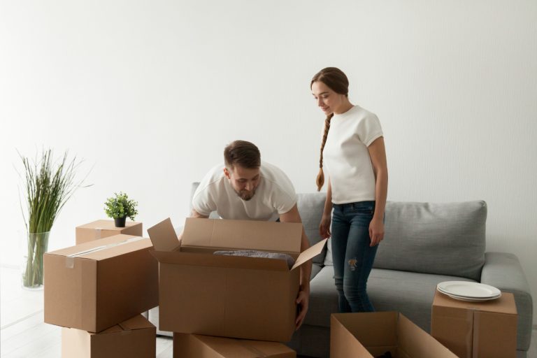 Dicas para mudar de casa: casal arrumando caixas.